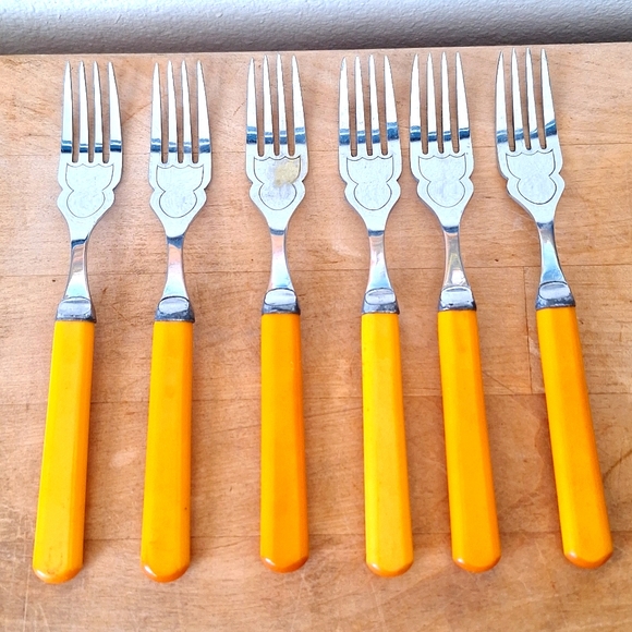 Mixed Lot of 37 Vintage Mid-Century Bakelite Utensils in Yellow-Orange. - Picture 5 of 10